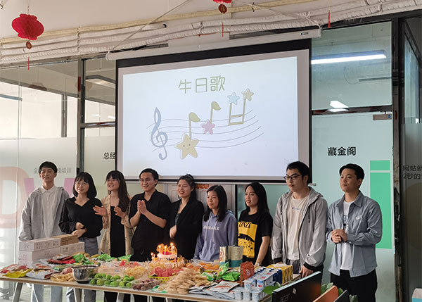 相親相愛一家親，祝深度網(wǎng)家人們生日快樂!
